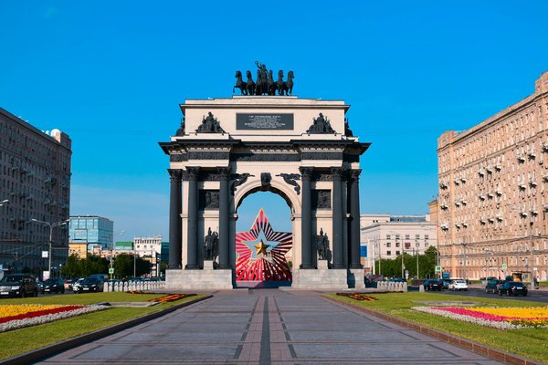 Les Petites Agences de Voyage Face aux Géants du Web : Surmonter les Défis et Se Démarquer en Ligne